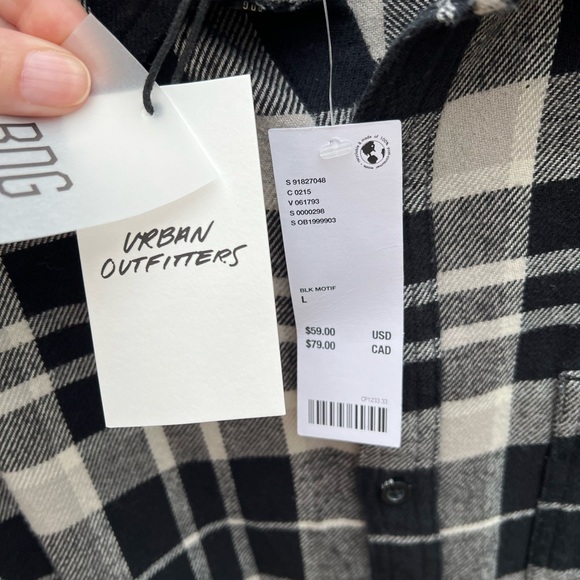 👗BDG Black and Cream Plaid Button Down Shirt - Picture 4 of 8